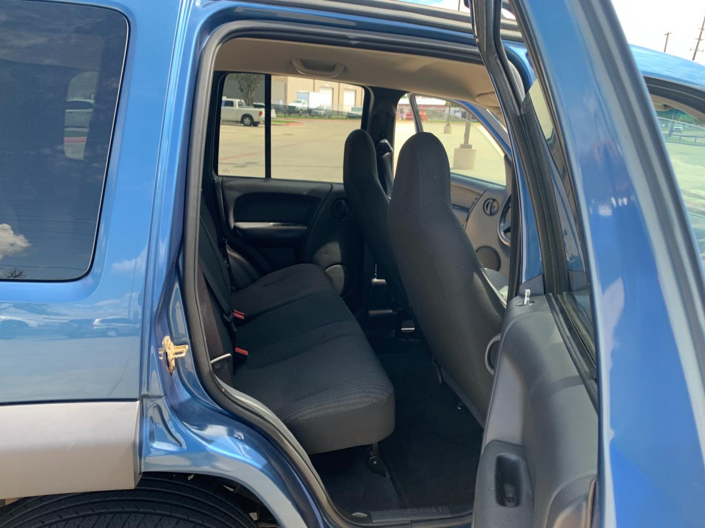 2004 blue /black Jeep Liberty Columbia Edition 2WD (1J4GK48KX4W) with an 3.7L V6 SOHC 12V engine, Automatic transmission, located at 14700 Tomball Parkway 249, Houston, TX, 77086, (281) 444-2200, 29.928619, -95.504074 - Photo#12